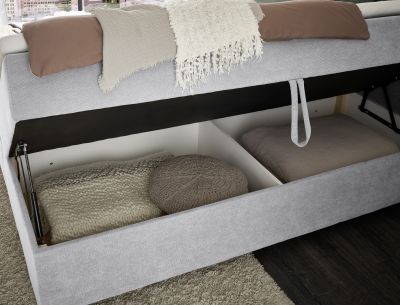 Detailaufnahme des geöffneten Bettkastens vom Boxspringbett „Curio 80 Silver“ in einem eingerichteten Schlafzimmer, Stauraumfunktion im Nahformat sichtbar