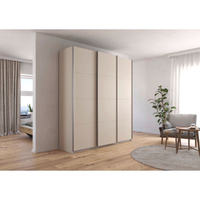 Champagnerfarbener Schwebetürenschrank in einem modernen hellen Wohnraum mit Holzfußboden und Pflanzen