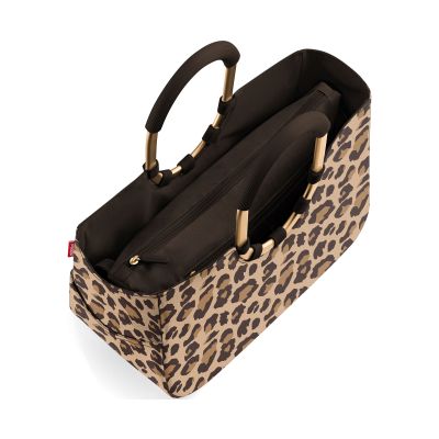 Shopper von Reisenthel, Modell Loopshopper M, in Beige und Braun mit Leopardenmuster und braun-goldfarbenen Rahmendetails, schräg von oben mit geöffnetem Innenraum und Innentasche.