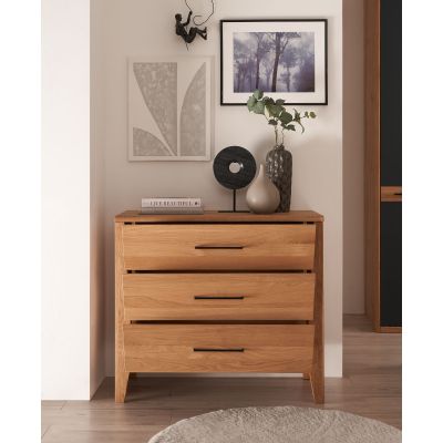 Kommode aus Holz mit drei Schubladen in einem modern eingerichteten Schlafzimmer