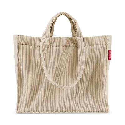Große beige Reisenthel Shopper Tasche aus Cord mit langen Tragegriffen und schlichtem Design auf hellem Hintergrund