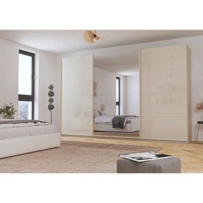 Champagnerfarbener Schwebetürenschrank mit Glas-Außentüren und Spiegeltür in der Mitte in einem modernen Schlafzimmer