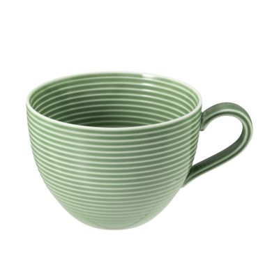 Tasse in Grün. runde Form mit feinen waagerechten Rillen. Ansicht: schräge Ansicht mit Henkel.