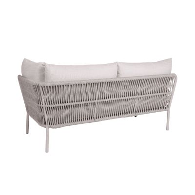 Rückseite eines hellgrauen Sofas mit dicht geflochtener Seilbespannung und Metallrahmen, vor weißem Hintergrund fotografiert.