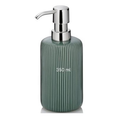 Gerippter Seifenspender Ava in Alpengrün mit silberfarbener Pumpe und eingeblendeter Füllmenge von 450 ml.