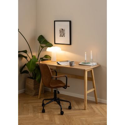 Schreibtisch mit Tischplatte und Schublade in matter Eiche, aufgestellt und dekoriert in einem modernen Wohnbereich