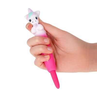 Pinker Gelstift mit weichem Einhorn-Aufsatz, mit einer Hand am weichen Tieraufsatz gehalten und leicht gedrückt dargestellt.