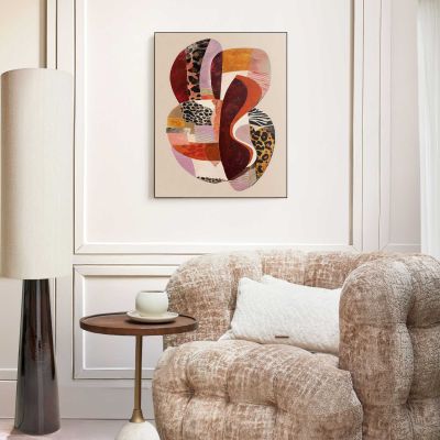 Das Wandbild „Pattern Shape“ in Braun, 50 × 40 cm, hängt in einem eingerichteten Wohnraum und zeigt die Größenwirkung an der Wand.