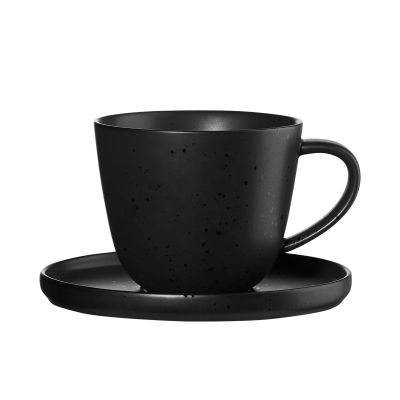 Kaffeetasse mit Unterteller der Serie Coppa, Farbe Schwarz matt, freigestellt auf hellem Hintergrund.