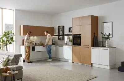 Klassische Küche Interliving Serie 3082 mit Stripe Wood Crema im Rillenlook und Arbeitsplatte aus Sandstein Creme