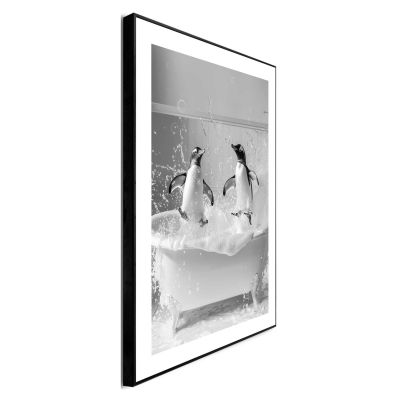 Seitliche Schrägansicht des Wandbilds „Penguin Party“, 30 × 40 cm; Profil, Kante und Tiefe des Bildes sind erkennbar.