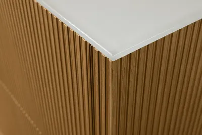 Detailansicht der Kücheninsel mit Diamantglas Arbeitsfläche auf gerillten Eichenfronten bei Nolte Neo neoLODGE