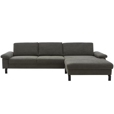 Ecksofa mit rechter Ottomane und gepolsterten Armlehnen vor weißem Hintergrund