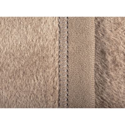 Nahaufnahme der Wohndecke CottonSense palisade mit feiner Längsnaht und dichter, leicht melierter Oberfläche.