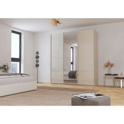 Champagnerfarbener Schwebetürenschrank mit Glas-Außentüren und Spiegeltür in der Mitte in einem modernen Schlafzimmer