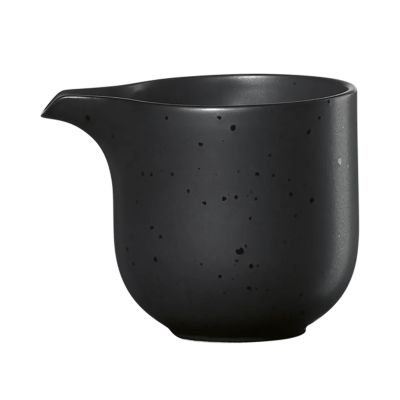 Gießer der Serie Coppa, Farbe Schwarz matt, freigestellt auf hellem Hintergrund.