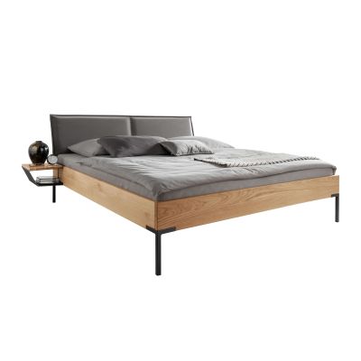 Bett mit gepolstertem Kopfteil grauer Liegefläche Holzrahmen und schwarzen Metallfüßen in seitlicher Ansicht