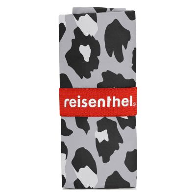 Faltbare Einkaufstasche von Reisenthel, Modell Mini Maxi Shopper, in Schwarz und Weiß mit Leopardenmuster, kompakt gefaltet in einer gemusterten Hülle mit rotem Reisenthel-Band.