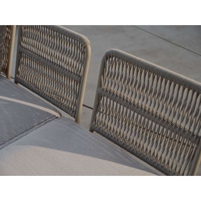 Seitliche Detailaufnahme der geflochtenen Rückenlehne eines Outdoor Sofas mit sichtbarem Polsterbereich.