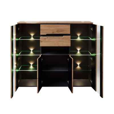 Geöffnetes Sideboard mit beleuchteten Glasböden links und rechts sowie geöffneten Türen und Schubladen in der Mitte.