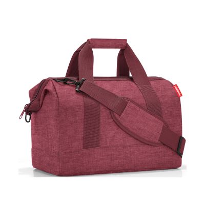 Dunkelrote Reisetasche von Reisenthel mit Schultergurt und Tragegriffen
