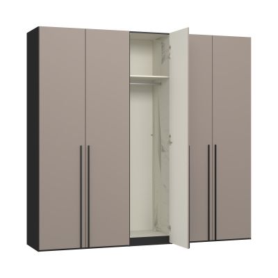 Kleiderschrank mit mittig geöffneter Tür und sichtbarem Innenraum zur Aufbewahrung von Kleidung