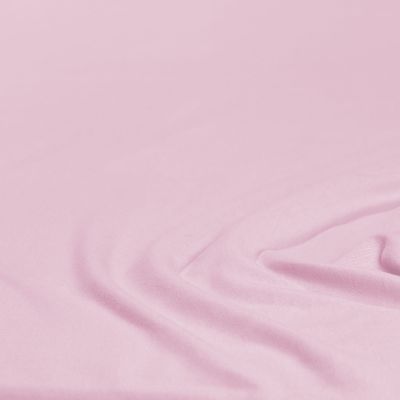 Nahaufnahme des Stoffes in Rosé mit leichten Falten; Farbe und Oberflächenstruktur des Produkts sind erkennbar; Größe 100 x 200 x 30 cm.