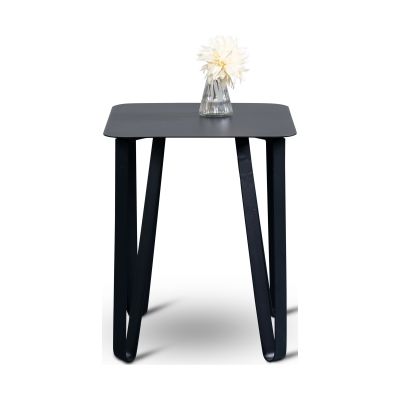 Schwarzer quadratischer Beistelltisch aus Metall mit abgerundeter Platte, darauf eine Glasvase mit heller Blume