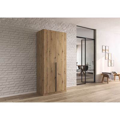 2-türiger Kleiderschrank in Eiche Artisan in moderner Wohnumgebung mit Holzfußboden und heller Ziegelwand