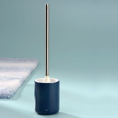 WC Garnitur in Indigoblau auf einer hellblauen Fläche neben zusammengelegten Handtüchern