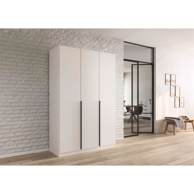 Weißer 3-türiger Kleiderschrank mit Griffleisten in moderner Wohnumgebung mit Holzfußboden und heller Wand