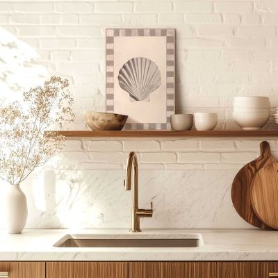 Das Wandbild „Beautiful Shell“ in Beige, 20 × 30 cm, hängt in einem eingerichteten Wohnraum und zeigt die Größenwirkung an der Wand.