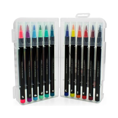 Zwölf Brushpens in kräftigen Farben, in geöffneter Box mit zwei Reihen Brushpens gezeigt.