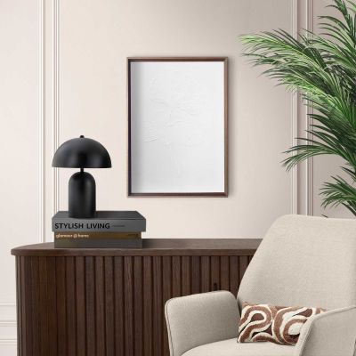 Das Wandbild „Gingko“ in Weiß, 30 × 40 cm, hängt in einem eingerichteten Wohnraum und zeigt die Größenwirkung an der Wand.