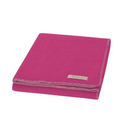Decke Proflax Fleece in Azaleenpink, 160 × 200 cm, sauber gefaltet mit sichtbarer Ziernaht am Rand und kleinem Textillabel.