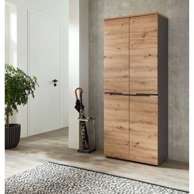 Eingestellter Flurbereich mit hohem Schrank in Holzoptik, daneben ein Regenschirmständer und eine Pflanze.