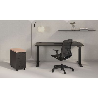 Schwarzer Drehstuhl Airi an einem Schreibtisch in einer hellen Büroszene; der Stuhl ist von hinten zu sehen.
