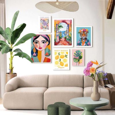 Das Wandbild „Colourful Leafs“, 30 × 40 cm, ist zusammen mit weiteren Motiven als Bilderwand in einem eingerichteten Raum zu sehen.