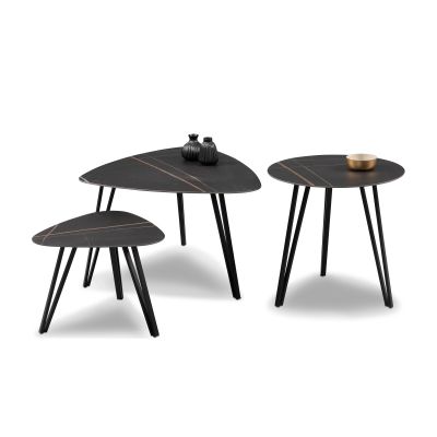 Drei schwarze Beistelltische in unterschiedlichen Formen und Höhen mit filigranen Metallbeinen, auf den Tischplatten stehen zwei schwarze Vasen und eine goldene Schale