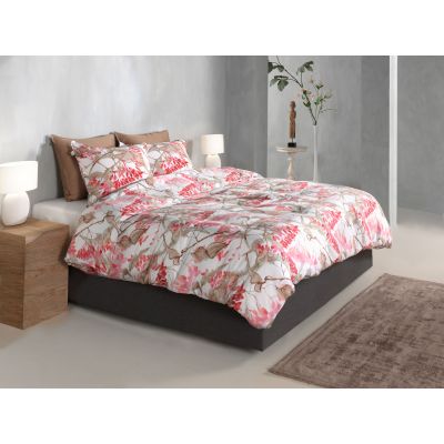 Bettwäsche Dario in White, 135 x 200 cm: bezogenes Bett in seitlicher Schlafzimmerszene mit großen rosa Blüten und braunen Zweigen auf weißem Grund.