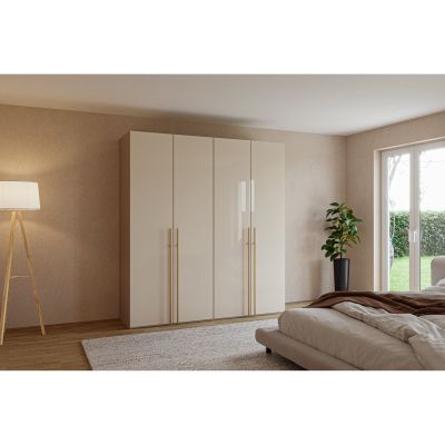 Kleiderschrank mit vier Drehtüren in einem Schlafzimmer neben einem Bett