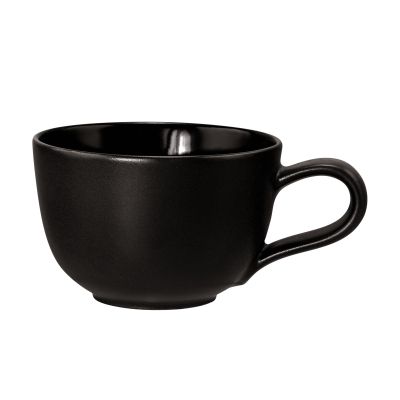 Tasse in Mattschwarz; niedrige breite Form mit rundem Henkel. Ansicht: Seitenansicht.