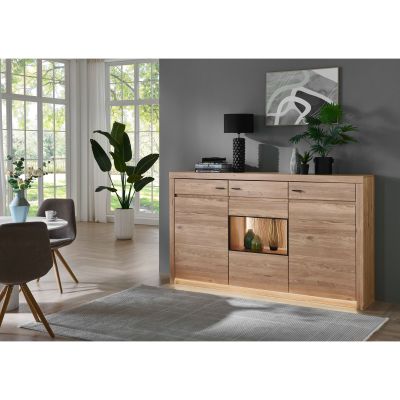 Sideboard in Holzoptik vor einer grauen Wand mit Pflanzen Bildern und weiteren Wohnaccessoires
