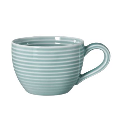 Tasse in Hellblau. Sichtbare Merkmale: runde Form mit feinen waagerechten Rillen. Darstellung: schräge Ansicht mit Henkel.