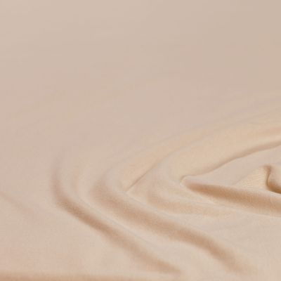 Nahaufnahme des Stoffes in Düne mit leichten Falten; Farbe und Oberflächenstruktur des Produkts sind erkennbar; Größe 100 x 200 x 30 cm.