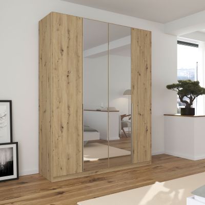 Kleiderschrank in Eiche Artisan mit Spiegeltüren in einem hellen Schlafzimmer mit Holzfußboden und moderner Einrichtung