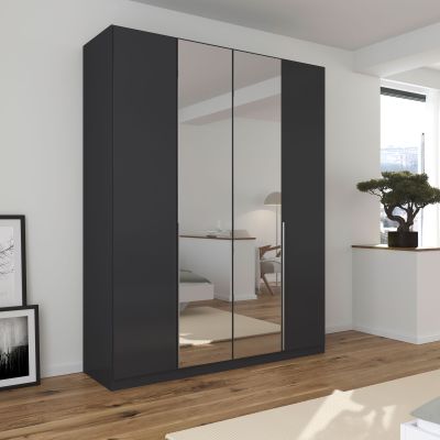 Grau-Metallicer Kleiderschrank mit Spiegeltüren in einem hellen Schlafzimmer mit Holzfußboden und moderner Einrichtung