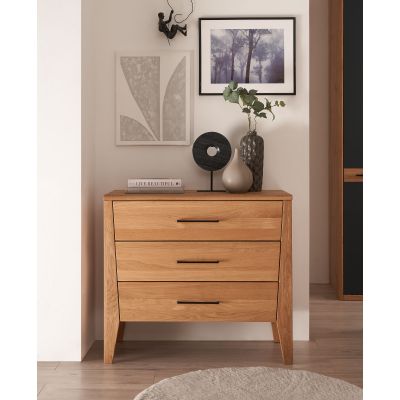 Kommode aus Holz mit drei Schubladen aus seitlicher Ansicht im Schlafzimmer