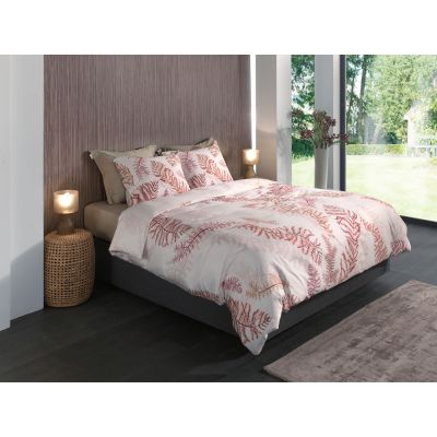 Bettwäsche Kamea in Soft Pink, 135 x 200 cm: bezogenes Bett in seitlicher Schlafzimmerszene mit roten und rosafarbenen Farnzweigen auf hellem Grund.