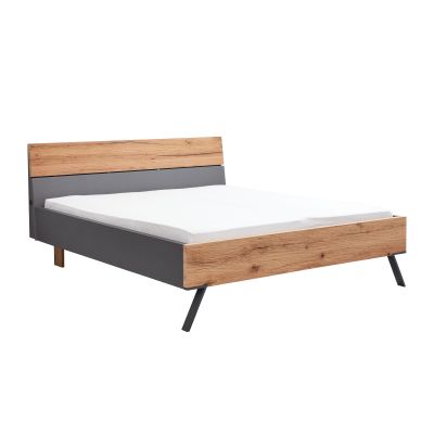 Interliving 1025 Doppelbett mit Holzoptik am Kopfteil und Fußteil, grauer Bettrahmen und schräg stehende Metallfüße in der Seitenansicht